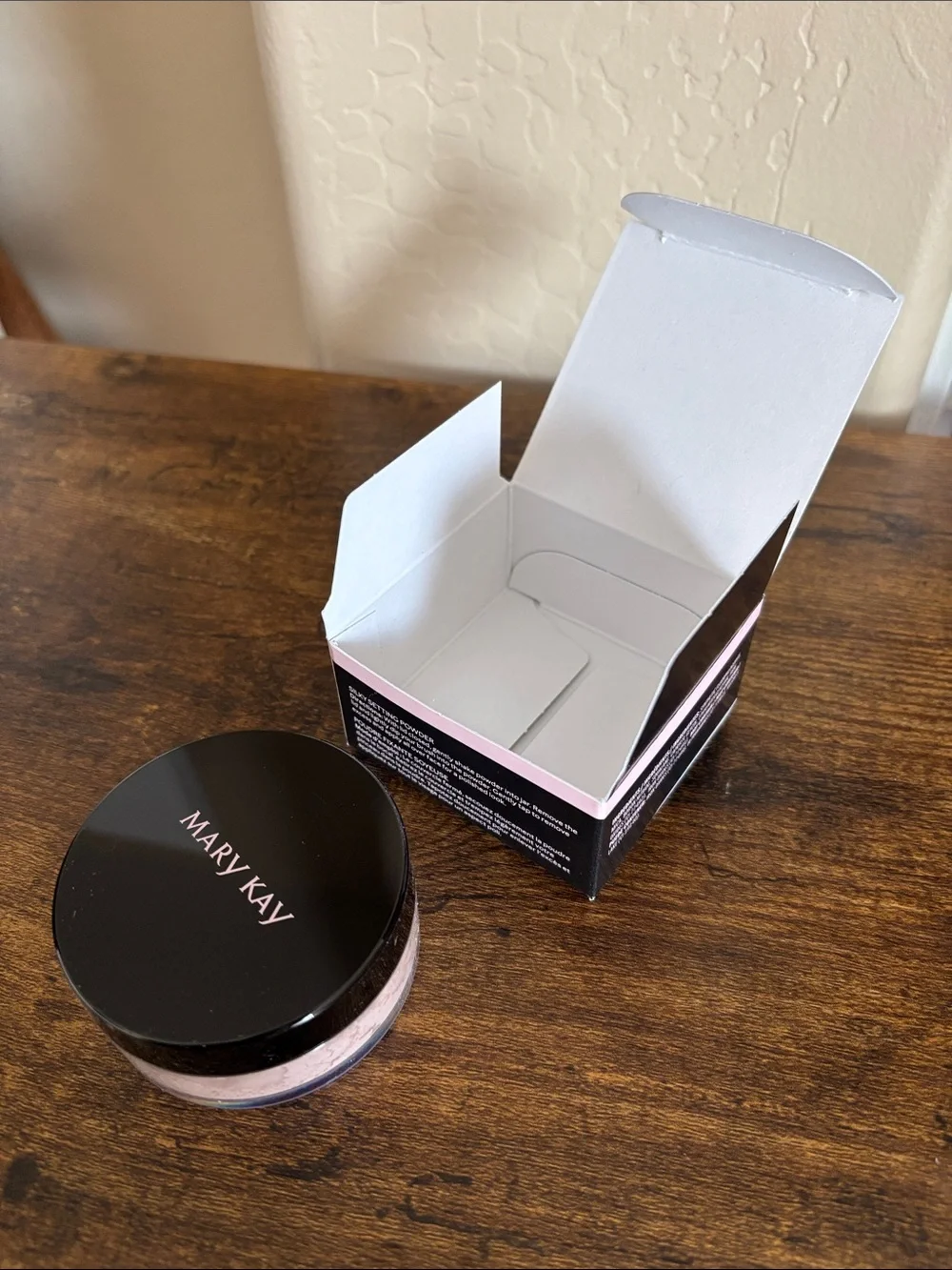 NEW Mary Kay Silky Setting Matte Powder in Light Ivory